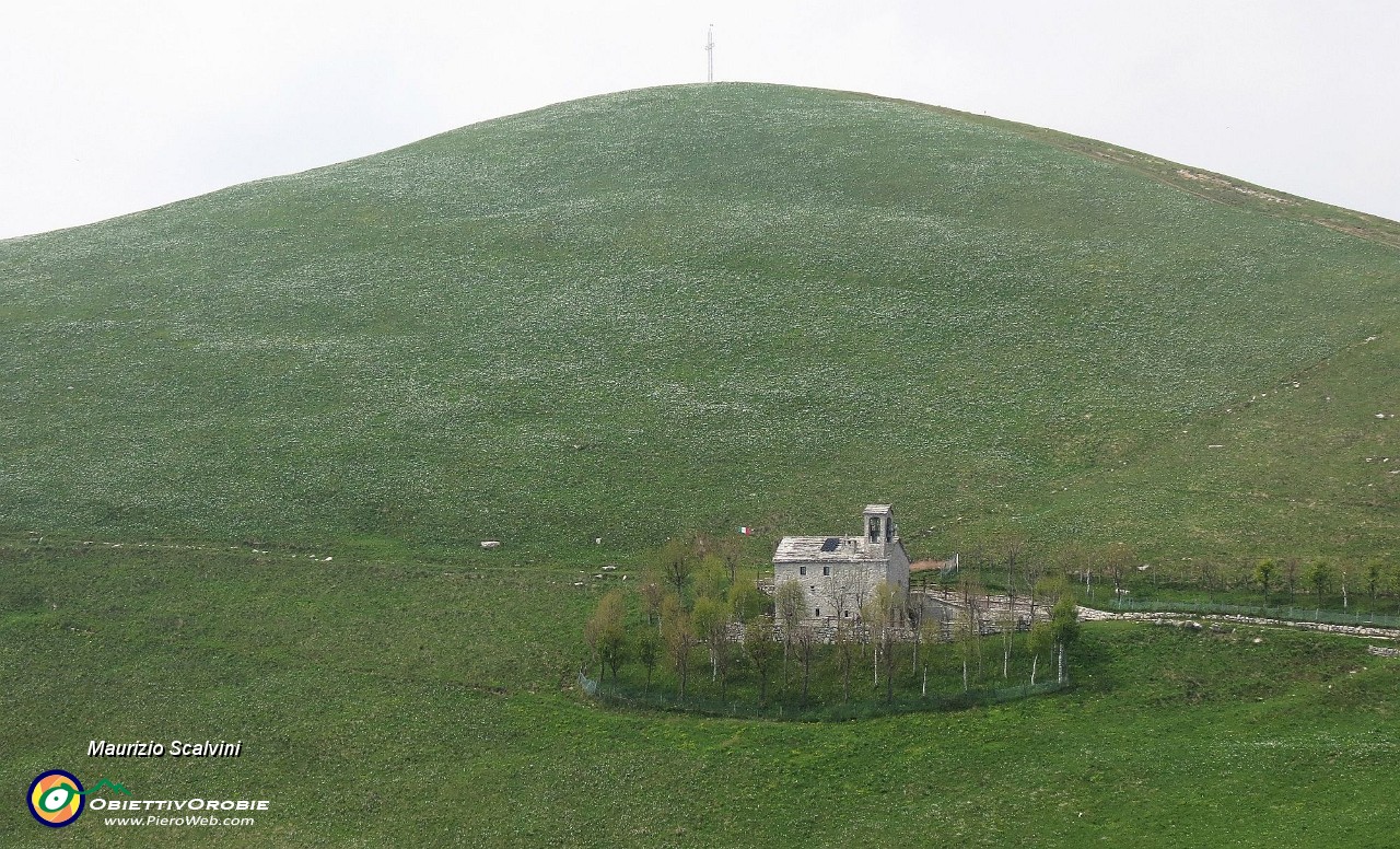 58 Una schiarita, sul Linzone sembra scesa la grandine, ma....JPG